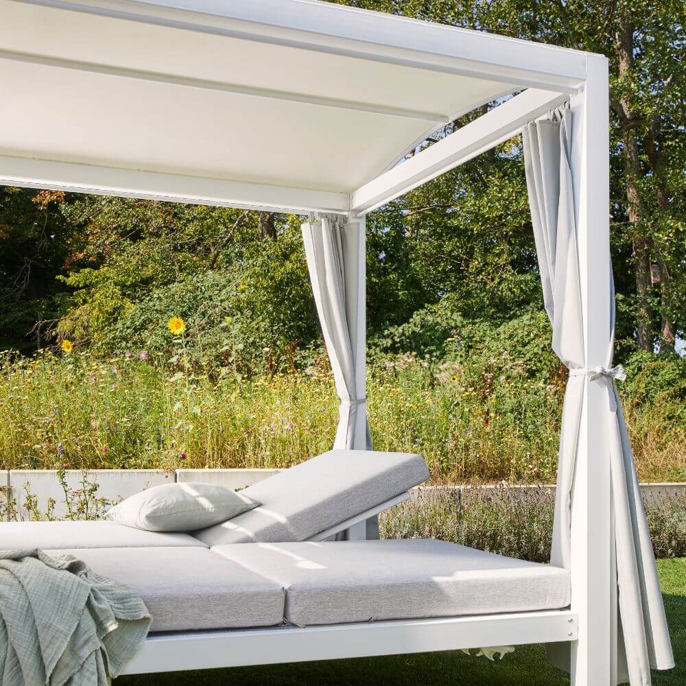 Home Deluxe Sonnenliege mit Abdeckung LYON - 208 x 188 cm Weiß