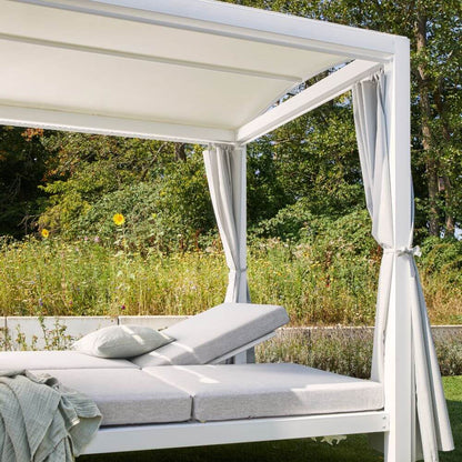 Home Deluxe Sonnenliege mit Abdeckung LYON - 208 x 188 cm Weiß