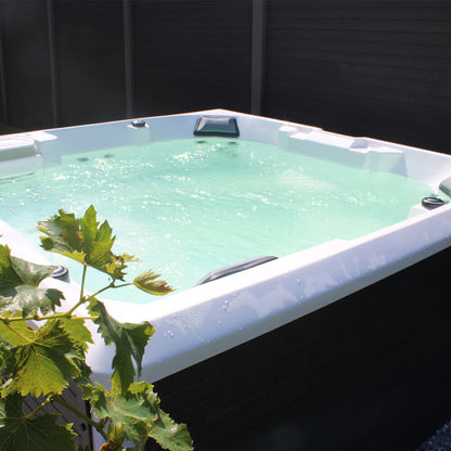 Home Deluxe Outdoor Whirlpool mit Treppe und Thermoabdeckung STREAM BIG - 207 x 207 cm für 5 Personen