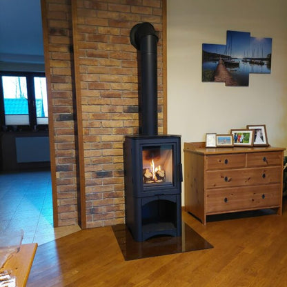 Kratki Kaminofen aus Stahl KRATKI K5 Ø 150 7 kW Holzregal schwarz Verkleidung